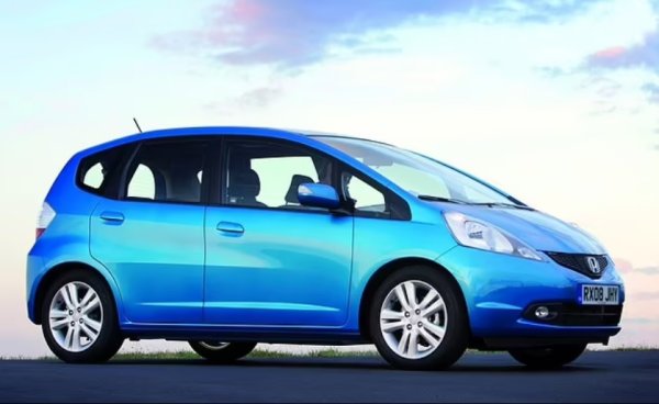 Като се има предвид по-напредналата възраст на типичния член на Which? -  Honda Jazz очаквано е любима на хиляди клиенти. Но има много добра причина, поради която суперминито е популярно сред определена демографска група. 

Лесен за управление, изключително просторен, пълен с интелигентни функции и евтин за експлоатация. Jazz има много неща, които да харесате. Освен това се представя невероятно добре по отношение на надеждност.

Колата от второ поколение, продавана от 2008 до 2015 година, може да е на над 10 години, но все още е в отлично състояние. 

Средното време за ремонт е отнело 2,7 дни. Около 4% от шофьорите също са заявили, че са претърпели повреда през предходните 12 месеца, но това все пак е впечатляващо за малък автомобил от тази генерация. И с цени под 4800 евро, Jazz е похвално евтин и надежден вариант.
