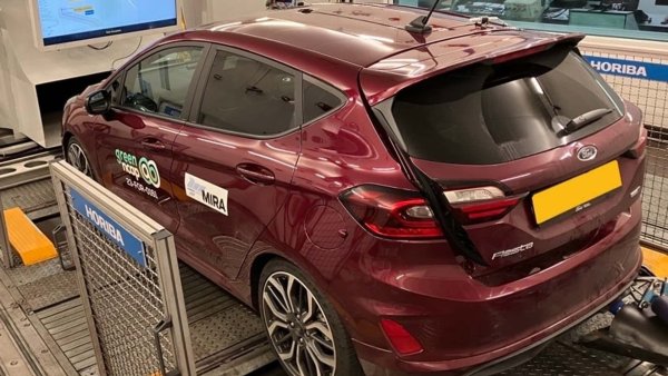 Тестван във версията с мек хибрид с 1,0-литров бензинов двигател със 125 к.с. и 7-степенна автоматична скоростна кутия, Fiesta ST-Line Vignale получана ниски оценки заради емисиите на твърди частици и амоняк, които с твърде високи при движение по магистралата и при ниски температури.

Малкият Ford обаче се справя по-добре с емисиите на NOx, докато средният разход на гориво е 6,2 л/100 км (7,6 л/100 км в най-лошия случай).

Индекс за чист въздух &ndash; 3,9/10

Индекс на енергийна ефективност &ndash; 5,2/10

Индекс на парникови газове &ndash; 3,7/10