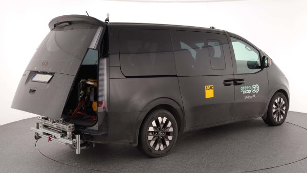 Корейският миниван е тестван във версията с 2,2-литров турбодизел, развивакк 177 к.с. Формата и теглото от 2,4 тона водят до сериозен разход на гориво (9,4 л/100 км средно и 11 л/100 км по магистрала), както и на по-високи вредни емисии.

Според Green NCAP дори обработката на отработените газове от Staria не е достатъчна за задържане на емисиите на NOx, докато е по-добра по отношение на амоняка и въглеродния окис.

Индекс за чист въздух &ndash; 5,3/10

Индекс на енергийна ефективност &ndash; 0,5/10

Индекс на парникови газове &ndash; 0/10