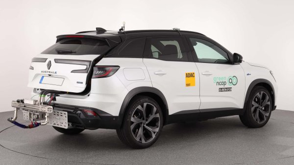 Новият пълен хибриден SUV на Renault с 1,2-литров двигател и електромотор (общо 200 к.с.) се справя добре благодарение на ефективността на електрическите компоненти. Въпреки високите си емисии на твърди частици (особено при студен климат), Austral се откроява с умерен разход на гориво, със среден разход от 5,6 л/100 км и пробег от над 1000 км с пълен резервоар.

При движението по магистрала и при ниски температури разходът на бензин се повишава до 7,5 л/100 км, но все още е под средния за моделите в този сегмент.

Индекс за чист въздух &ndash; 6,5/10

Индекс на енергийна ефективност &ndash; 5,3/10

Индекс на парникови газове &ndash; 3,9/10
