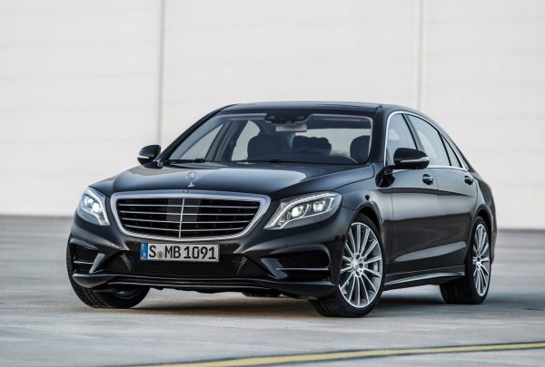 Ако мечтаете за лукс на разумна цена, тогава шестото поколение Mercedes-Benz S-Class е вашият избор. Този модел, пуснат през 2013 г., все още изглежда модерен и предлага невероятен комфорт. Това е автомобил за тези, които ценят тишината, плавното возене, скъпите интериорни материали и истинската премиум атмосфера. Удължената версия предлага още повече място за пътниците отзад, а това, е важно, ако искате да пътувате комфортно. 

Дизеловият S400d е добър избор. Но тук има нюанс, за който не винаги се говори: дори да сте си купили S-Class на цената на Corolla, това не означава, че ще го обслужвате по същия начин. Затова трябва да сте наясно, че въздушното окачване и сложната електроника са скъпи. Това важи и за повечето от останалите детайли.
