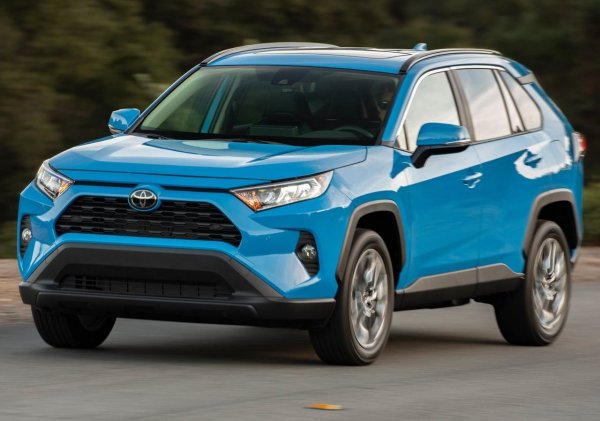Няколко поколения подред RAV4 остава един от най-печелившите кросоувъри по отношение на остатъчната стойност, което го прави добър избор, защото може да се препродаде по-късно. Дори след 5 години експлоатация този модел губи около 18%, което е много добър резултат за масовия сегмент. Основните причини са стабилно търсене, гъвкавост и легендарна надеждност.

Атмосферните и хибридните версии са еднакво популярни: бензиновите 2.0 и 2.5 литра с автоматик или CVT не създават проблеми. Тялото не ръждясва, окачването е издръжливо, а ликвидността е толкова висока, че рекламите изчезват бързо. В големите градове такива автомобили се продават само за няколко седмици.
