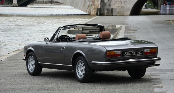 При 504 това означава превръщане на обикновен семеен седан в елегантен и интересен кабриолет.