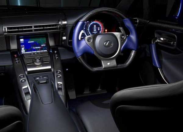 Първият пълноправен суперавтомобил на Lexus пренесе квинтесенцията на японския стил на изцяло ново равнище. Особено впечатлява този приборен приборен панел на много нива. Дори Джеръми Кларксън обикна интериора на тази кола. 