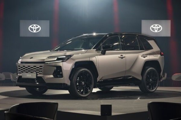 Най-очакваният автомобил за годината е новият Toyota Rav4. Той е дълъг 4600 мм &ndash; колкото  предшественика си, но е изцяло нов, дори като стил. Вече наличен за поръчка, доставките на пълния хибрид ще започнат между края на април и началото на май 2026, докато плъг-ин хибридът, който обещава 100 км електрически пробег едно зареждане, ще бъде на разположение на дилърите през есента.