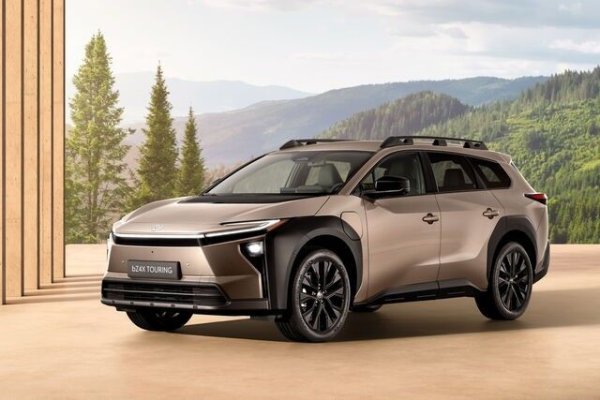 Също през първата половина на 2026 пристигат три електрически "сестри". Още през април обновените bZ4x и bZ4X Touring (на снимката) ще бъдат пуснати в продажба, като комбито е със 130 мм по-дълго. 