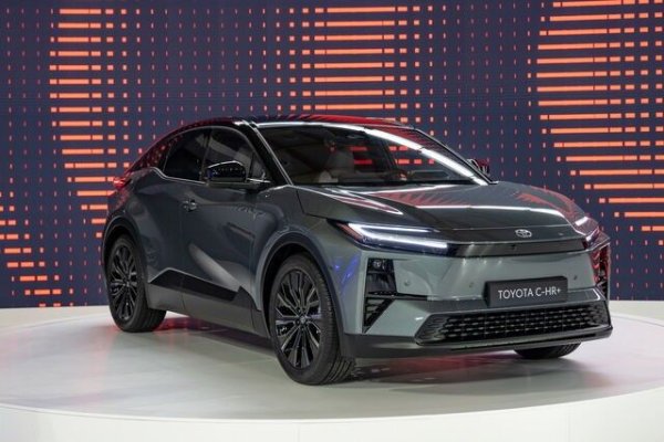 Въпреки името, което напомня за хибридния C-HR (базиран на Corolla), Toyota CH-R+ също използва механиката на bZ4x, но е почти с 200 мм по-къса (4520 мм от броня до броня). Цените на електрическия модел започват от 40 800 евро.