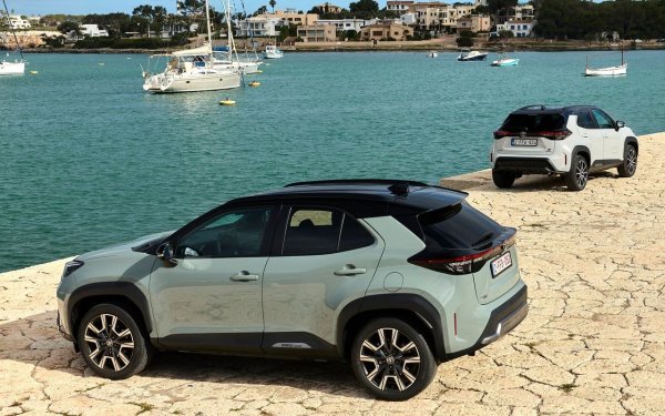 Последните Toyota, които ще пристигнат преди 2030 г., ще бъдат следващите поколения на хечбека Yaris и неговия производен Yaris Cross. Тъй като днес те се предлагат като пълни хибриди, логично е да се очакват електрически или дори plug-in варианти (може би с удължител на пробега).

