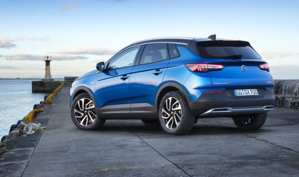 Среден пробег: 50,000 км
Първият от френските "нашественици" в дома на Opel, Grandland X e базиран върху Peugeot 3008, и част от машините на европейския пазар дори се произвеждат във фабриката на Peugeot в Сошо (останалите са в Айзенах). Повечето оплаквания са от неща като зле напаснати врати или бъгове в информационната система. Имаше частична сервизна акция за спирачната система през 2018, както и такава за главините на задните колела, но последната  се отнася до по-нови бройки (2020 година). 
