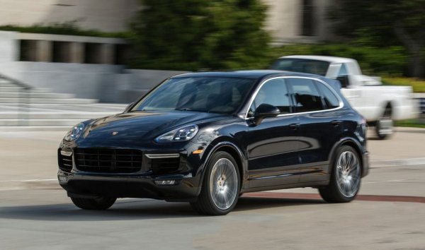 Среден пробег: 90,000 км
Предишните поколения на големия SUV често са се оказвали по-близо до дъното, отколкото до върха в класацията на TUV. Но третата генерация, на пазара от 2017, се представя доста стабилно. Всички основни показатели са в зелената зона освен един - консумация на масло, който е директно в червената. Съществените сервизни акции са за маслени течове (2020) и ръжда по главините (2021).