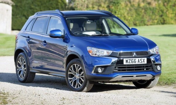 Среден пробег: 59,000 км
Малкият кросоувър на японците се доказа като неособено рафиниран, но за сметка на това доста надежден автомобил - ще видим какво ще се случи с него от тази година, когато той преминава върху платформата на Renault Captur. 
При ранните екземпляри имаше проблеми с уплътненията на стъклата и особено на панорамния покрив, но след 2015 те са отстранени. През 2021 имаше сервизна акция за неработещи електронни асистенти - проблемът бе отстранен със софтуерен ъпдейт. 