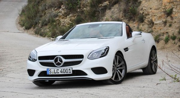 Среден пробег: 41,000 км
Скъпите спортни коли логично се представят по-добре пред TUV: първо, те като цяло се поддържат с повече внимание и средства, и второ, се карат значително по-малко, тъй като обикновено са втори или трети автомобил в домакинството. Често цитирани проблеми са скърцане от седалките и "забиваща" информационна система. И този модел бе засегнат от голямата сервизна акция за дизелите на Mercedes, заради дефектен обтегач на ангренажната верига, но това засяга автомобили производство до края на 2014 година. През 2017 имаше и акция за отстраняване на бъг в софтуера на електронната стабилизираща система. 