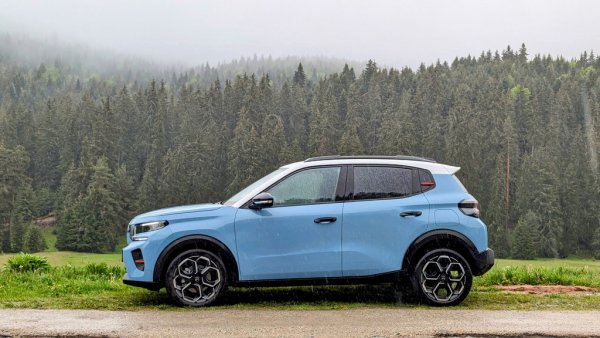 Спрямо 2024: 44% ръст
Над 700 продажби повече за Citroen през миналата година спрямо 2024, и убедително първо място между всички марки на Stellantis в България. Лекотоварната гама дава своя принос, но главната заслуга е на сменилите поколенията C3 и C3 Aircross. Особено вторият, който отчита около 1500 процента ръст на годишна база. 

Най-продавани модели:
Citroen C3 - 703
Citroen C3 Aircross - 636
Citroen Jumper - 274
Citroen Berlingo - 242
Citroen C4 - 188
Citroen C4 X - 144
