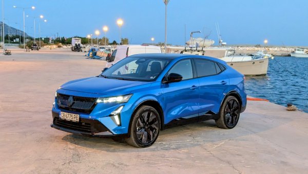 Спрямо 2024: 21% ръст
Renault загуби някогашния си бестселър тази година с окончателното спиране на конвенционалния Meganе. Но новата гама кросоувъри напълно компенсира това. Особено добра новина за френската марка е стабилното търсене за най-скъпите й модели - Austral (367 продажби) и Rafale (233). Най-популярен модел си остава Clio, което до есента дори водеше класацията по продажби в България, но накрая отстъпи на разпродажбите при Corolla. 

Най-продавани модели:
Renault Clio - 1806
Renault Kangoo - 572
Renault Master - 496
Renault Captur - 469
Renault Austral - 367
Renault Megane - 346
Renault Trafic - 321
Renault Arkana - 260
