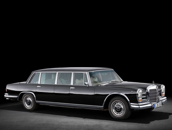 И победител в тази класация е лимузината с прякор Grosser (Голям), която толкова много десетилетия след спирането си от производство все още е един от символите на Mercedes и на автомобилите като цяло. През периода 1963-1981 г. са произведени 2700 бройки от модела, чийто V8 двигател се сглобява на ръка, след което се оставя 4 часа да работи на стенд, за се гарантира, че всичко работи, както трябва.

Този модел е известен и с още нещо &ndash; изключителната си популярност сред някои от известните хора в историята. С Grosser в личните си флоти могат да се похвалят кралски особи, диктатори, музиканти, магнати и модри дизайнери.