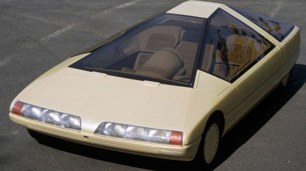 Citroen Karin често попадат в списъка с най-добрите концептуални коли на 80-те години на миналия век. Сега намира място и в тази класация. Изграден е за автомобилното изложение в Париж през 1980 г., когато Citroen разбира, че няма какво да покаже.

Това всъщност се случва и така на главния дизайнер на Citroen - Тревър Фиори, е казано да направи каквото си поиска от празен лист хартия. Резултатът е бежов триместен автомобил, който прилича на смачкана оранжерия в стил пирамида, с шофьор, седнал в центъра. Това е странна, странна кола, но много готина.