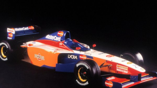 Невероятно е, но Lola се превърна в огромен провал, когато влезе във Формула 1. Голямото име в автомобилния спорт, доставящо шасита на отбори в много категории, Lola реши да се пробва в най-зрелищния спорт. С подкрепата си от Mastercard, отборът започна сезон 1997 в Австралия, или всъщност не започна, тъй като и двамата пилоти не успяха да се класират за самото състезание. Тогава тимът бе принуден да се оттегли от следващия старт в Бразилия поради финансови и технически проблеми и никога повече не се състезава във Формула 1. Едно състезание, дори всъщност само квалификация, 6 милиона паунда загуба и обявяване в несъстоятелност няколко седмици по-късно. Добро начало!