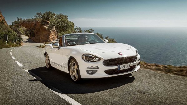 Слуховете за предстоящото спиране на италианския роудстър със 140 к.с. се появиха още през 2019 година и най-накрая станаха реалност. Когато дадена марка е принудена "да стегне колана", тъй като не продава, както е планирано, първите пострадали са именно нишовите модели. Освен стандартният роудстър беше спряkа и версията Abarth със 170 к.с.
