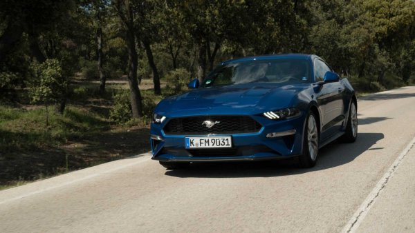 Американският спортен автомобил се предлага само с големия си двигател - атмосферен V8 с обаче 5,0 литра и мощност 450 к.с. Версията с 2,3-литров ЕcooBoost с 4 цилиндъра и мощност 290 к.с. обаче беше спряна в Европа, защото се оказа, че почти никой не я търси. Засега тя остава на пазарите в САЩ и Канада.
