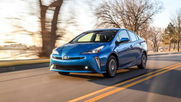 Този случай е наистина любопитен, защото хибридната версия на Prius - първият електрифициран модел на марката, изчезна. Моделът обаче се предлага като plug-in хибрид, който има мощност от 122 к.с. и предлага пробег само на електричество от 45 км.
