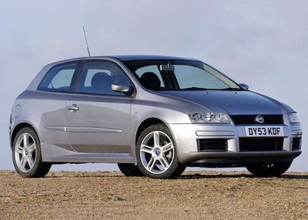 Някога неизменен участник в Топ 10 у нас, в последните години Fiat все повече отстъпва позиции. Спрямо 2020 регистрираните италиански машини са намалели с около 13,000. При това близо една трета от тях са лекотоварни. Средната възраст е сред най-високите. 
Автомобили под 5 години: 1.5%
Автомобили над 15 години: 84.7%