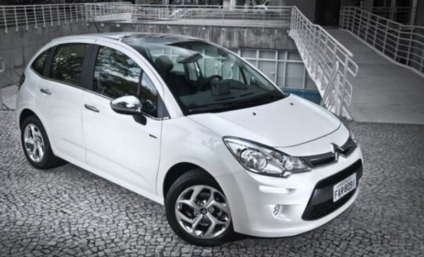 Френските машини са се увеличи с около 2000 бройки, като приблизително една пета от тях са лекотоварни. Делът на новите автомобили (до 5 години) е спаднал от 4.2% преди три години до 3.5% сега. 
Автомобили под 5 години: 3.5%
Автомобили над 15 години: 75.1%
