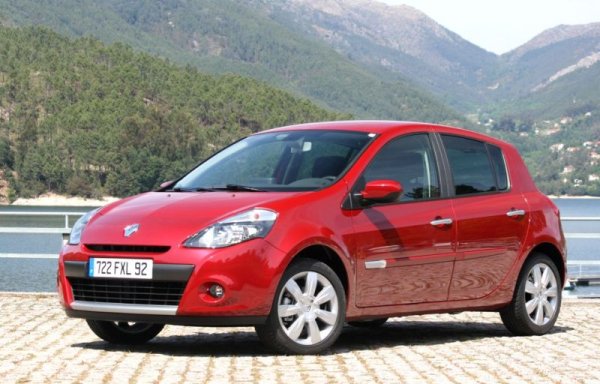 Френската марка започва да губи позиции - автомобилите Renault с активна регистрация днес са с цели 16,000 по-малко, отколкото са били през април 2020. Около 35,000 са лекотоварни и специални модели, остатъкът се пада на леките автомобили. 
Автомобили под 5 години: 8.2%
Автомобили над 15 години: 75.3%