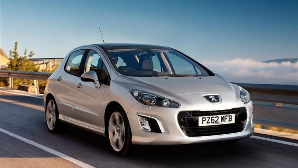 Peugeot също се изкачва две позиции в класирането, за сметка на Renault и Ford. От 2020 насам към автопарка са добавени около 10,000 машини, но точно три четвърти от общата бройка вече са на преклонна възраст. 
Автомобили под 5 години: 4.4%
Автомобили над 15 години: 75.7%