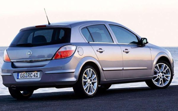 Ето я и масовата марка с най-голяма средна възраст на парка у нас - поне от онези, които все още се произвеждат. На практика само един от 100 опела по българските пътища е на по-малко от пет години. Интересът на публиката към марката обаче намалява - регистрациите са се стопили с почти 37,000 за три години, и Opel се смъква от втора на трета позиция. 
Автомобили под 5 години: 1.2%
Автомобили над 15 години: 87.8%