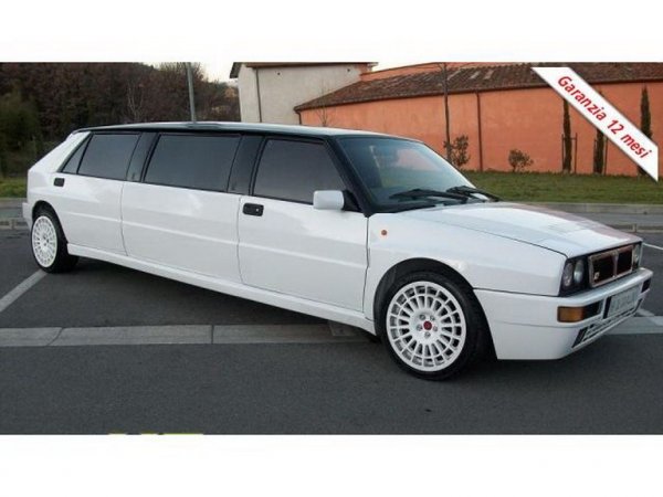Това би трябвало да бъде Lancia Delta HF Integrale. Всъщност е удължена версия на рали иконата, която се подвизава като лимузина.