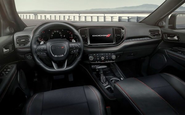 Интериорът разполага с седалки от черна кожа Laguna с декоративни шевове, както и контрастни колани и допълнителен декор. Приемането на поръчки ще започне в близко бъдеще.

