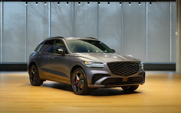 Genesis GV70 Prestige Graphite е новата топ версия на популярния кросоувър. Външно моделът се отличава с потъмнен хром, черни лъскави огледала и 21-инчови джанти с тъмно покритие. Палитрата включва четири екстериорни цвята, включително нови нюанси на Bering Blue и матово Ceres Blue.