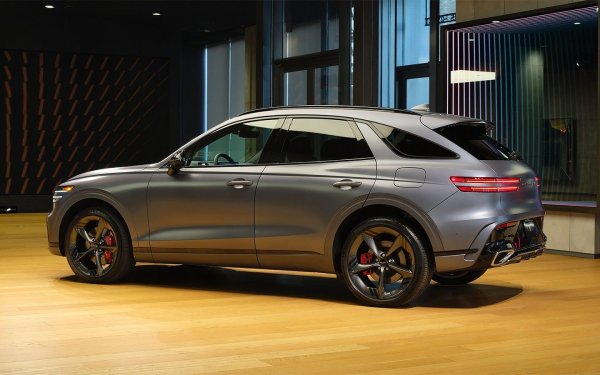 Гамата включва 2.5 турбо двигател (300 к.с., 421 Нм) и двоен турбо V6 3.5 (375 к.с., 530 Нм). Цените все още не са обявени, но като се вземе предвид позиционирането, може да се очаква диапазон от около 60 000-70 000 долара.