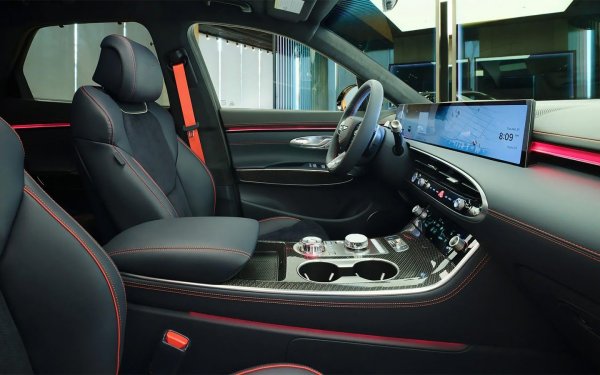 Интериорът е много по-богат от стандартните версии - кожа Напа в наситено синьо на ултрамарин, велурени вложки, въглеродни елементи и декоративни шевове. Технически, новата версия най-вероятно повтаря GV70 Sport Prestige. 