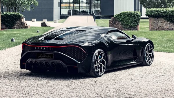 Базиран на платформата и задвижването на Chiron с 1500 конски сили, единственият La Voiture Noire е препратка към оригиналния Bugatti Type 57 SC Atlantic &ndash; автомобилът, който вдъхнови бившия шеф на VW Group Фердинанд Пиех да придобие марката Bugatti и да построи най-бързия автомобил в света.