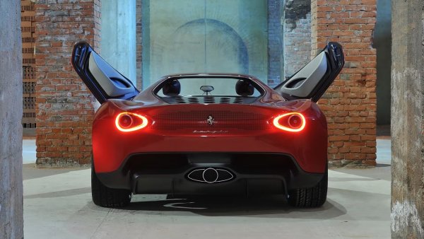 През 2013 година Ferrari показа концептуалния автомобил Pininfarina Sergio на автомобилното изложение в Женева. С голям интерес, проявен от някои заможни клиенти, Ferrari в крайна сметка създаде общо шест поръчкови версии на Sergio до 2015 година, продадени на преференциални клиенти на италианската марка.