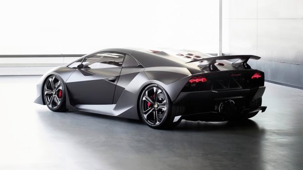 През 2012 година Lamborghini се ангажира да произведе само 20 бройки от Sesto Elemento - суперкола само за писта, тежаща само 998 кг. Това е постигнато благодарение на нов вид въглероден композит, от който е направена каросерията. В комбинация с 5,2-литровия V10 на Lamborghini с 570 к.с., производителността на Sesto Elemento е на топ ниво. Колата вдига 100 км/ч за 2,5 секунди и развива максимална скорост от над 385 км/ч.