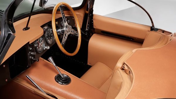 Когато Jaguar съобщава намеренията си на някои от най-лоялните клиенти на компанията, всичките девет автомобила са незабавно разграбени, още преди старта на производство. Модернизираният XKSS разполага с редица подобрения, за да го превърне в автомобил, разрешен за движение по пътищата, и се задвижва от легендарния редов шестцилиндров двигател на Jaguar с 3,4-литров двигател.