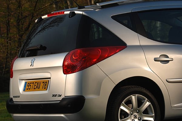 Още веднъж задната част на 207 SW от друга перспектива