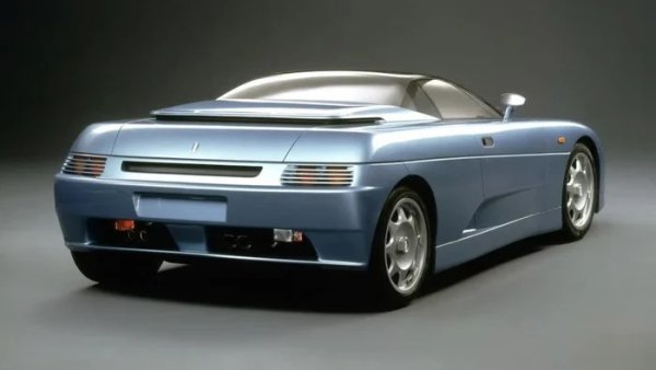 Един от последните модели, продавани от оригиналната итерация на енигматичния италиански производител на спортни автомобили De Tomaso &ndash; Guar&agrave; от 1993 г., е базиран на по-ранен състезателен автомобил на Maserati, наречен Barchetta. Кръстен на вид южноамериканско диво куче и предлаган като купе или роудстър, моделът със средно разположен двигател се отклони от дългата асоциация на De Tomaso с V8 агрегатите на Ford, като премина към такива от BMW.

Въпросният двигател беше 4,0-литровият M60 V8, който можеше да се намери и в тогавашните 5-та, 7-та и 8-та серия, и произвеждаше 282 к.с. Опасенията относно разходите обаче доведоха до това, че De Tomaso се отказа от моторите на BMW през 1998 г. и се върна към първоначалния си доставчик, монтирайки по-тежък и по-малко рафиниран, но по-евтин V8 от Ford Mustang.
