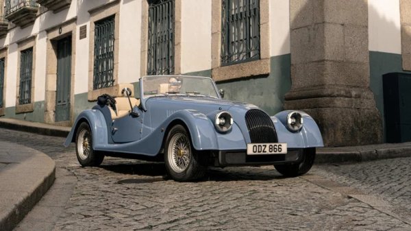 Партньорството на компанията с BMW датира от 2000 г. с Aero 8 &ndash; първият опит за спортен автомобил, който придава модерно звучене на традиционния стил на Morgan.

Този автомобил използваше 4,4-литровия M62 V8, а следващите версии получиха други осемцилиндрови агрегати от BMW. Стартирането на Plus Six през 2019 г. видя как компанията възприема широко използвания редов шестцилиндров турбодвигател B58, а от повторното пускане на пазара на Plus Four през 2020 г. с четирицилиндровия B48, четириколесните автомобили Morgan използват изключително двигатели от баварците.
