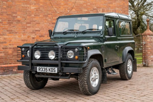 Не съвременният Land Rover Defender, който използва най-новия V8 на BMW. Става въпрос за дълголетния оригинален Defender, най-често срещан с един от множеството тракащи дизелови двигатели или маломощен Rover V8.

Когато този V8 беше поетапно спиран в края на 90-те години, пазарът в Южна Африка все още беше жаден за мощен бензинов Defender. Тъй като по това време BMW притежаваше Land Rover, 2,8-литровият редов шестцилиндров двигател M52 от Мюнхен беше взет назаем и съчетан с петстепенна ръчна скоростна кутия. Неговата мощност от 192 к.с. беше сходна с тази на старите V8, но двигателят предлагаше значително по-голяма рафинираност и по-добра икономия.
