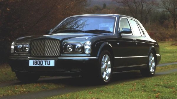 Bentley Arnage е роден през един турбулентен период за легендарната марка. Това беше последният модел, разработен, когато и Bentley, и Rolls-Royce бяха собственост на британския инженерен конгломерат Vickers, който беше сключил сделка с BMW за доставка на двигатели за Arnage и неговия събрат от Rolls &ndash; Silver Seraph. Bentley получи 4,4-литров M62 twin-turbo V8, а Rolls - 5,7-литров M73 V12.

Въпреки това през 1998 г., точно когато Arnage стартираше, закъсалият Vickers обяви плановете си да продаде и двете марки, което доведе до продължителна битка за наддаване между Volkswagen и BMW. Непосредственият резултат за Arnage беше, че VW в крайна сметка произвеждаше автомобил с двигател, доставен от дългогодишния конкурент BMW. Само след две години захранваният от BMW Arnage беше спрян от производство и заменен от модернизирана версия на вече древния 6,75-литров V8 на Bentley.
