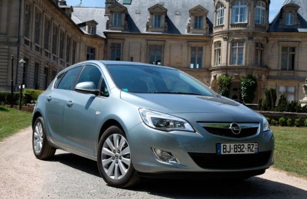 Обратната ситуация се забелязва при хечбека Opel Astra. При този модел бензиновата версия не е толкова надеждна, колкото дизеловата. Така повече от 40% от собствениците автомобила с бензинов двигател съобщават, че са посещавали сервизи през последните две години. Най-честите проблеми в колата са свързани със спирачките, климатика и двигателя. . Ремонтът като цяло не отнема повече от седмица.