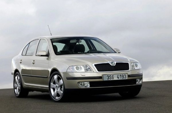 Лифтбекът Skoda Octavia се радва на огромна популярност на пазарана употребявани автомобили. Британските експерти обаче имат въпроси относно надеждността на автомобила - както за бензиновата, така и за дизеловата версия. Проучването показва, че през последните две години 33,3% от шофьорите са имали проблеми с Skoda Octavia. Повечето оплаквания бяха от работата на климатика и акумулатора, отчитат се проблеми със спирачната система и електричество. 60% от колите са прекарали само ден в сервиза.