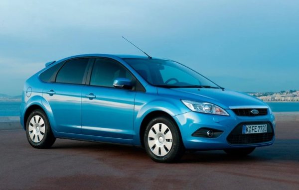 Второто поколение на Ford Focus е един от най-популярните автомобили на пазара на употребявани автомобили, но и то попада сред колите, които определено създават проблеми. 34% от анкетираните собственици на този модел се оплакват от колата. Претенциите на водачите са свързани с окачването, батериите, двигателя и спирачките.