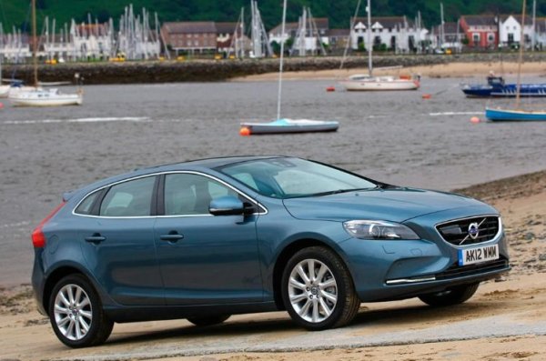 Хечбекът на шведския производител също не се представя добре, става ясно от анкетата, като това се отнася основно за дизеловата му версия. Най-често собствениците на тези автомобили се сблъскват с излязла от строя електроника, проблеми с двигателя, както и неизправности в окачването. Що се отнася до ремонта на автомобила, за 27% от собствениците на Volvo V40 той е продължил повече от седмица.