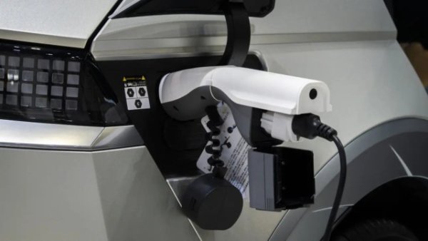 По темата за разграждането на батерията на EV , Милър е категоричен, че това е функция по-скоро на възрастта на колата, отколкото на неговия пробег: &bdquo;Независимо от киломтрите, батерията обикновено намалява с 2% годишно.

Нов доклад на Geotab, компания за телематика за превозни средства, подкрепя твърденията на Милър. След проучване на 5000 електромобила установи, че батериите се разграждат средно с 1,8% всяка година. Това прави скок напред от 0,5 процента сравнение с преди пет години. Батериите с течно охлаждане, а не с въздушно, охлаждане, се разграждат най-бавно - с 1% всяка година.