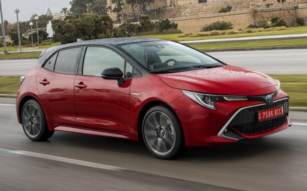 В този сегмент са разгледани модели от С- и D-сегмента, както и субкомпактни и компактни кросоувъри. Основният принцип е добро вътрешно пространство при сравнително компактни външни размери. 
5 звезди и най-надеждни в сегмента: Toyota, Lexus
5 звезди: Mitsubishi, Hyundai, Kia, Seat, Mazda, Honda, Skoda, Nissan, Dacia, DS, Ford, Fiat, Mercedes, BMW, Volkswagen, Volvo
4 звезди: Audi, Peugeot, Citroen, Jaguar, Renault, MINI, Opel, Tesla
3 звезди: Alfa Romeo, Lancia