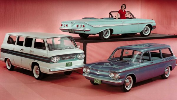 Въпреки външни сия вид, типичен за американските коли от 60-те години, колите от от семейството Corvair са истински &bdquo;бунтовници&ldquo; от техническа гледна точка, тъй като имат 6-цилиндров боксер в задната част, трансмисия Transaxle и независимо окачване на всички колела. По-интересното е, че  Chevy, заедно с Oldsmobile Jetfire, се смята за първия сериен автомобил с турбокомпресор. Боксерът с обем 2,3 литра развива 150 к.с., но заради лошото разпределение на теглото Corvair често попада в инциденти. В семейството влизат седани, комбита, купета, кабриолети, пикапи и дори миниванове.